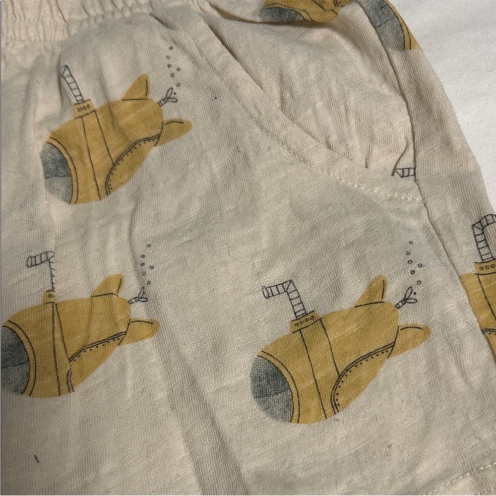 Rylee + Cru Kids Cream Submarine Shorts with Yellow Graphic - size 4-5 yr - Picture 2 of 10